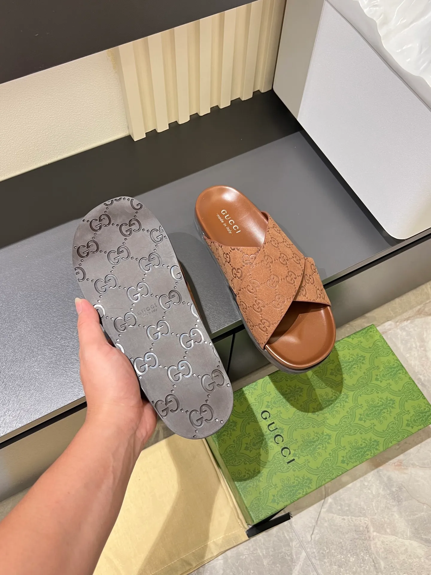 Men's Men's Shoes 💰p320 "GUCC＊" These slippers are made of GG polyester and feature a Gucci label on the front, adding a bold logo feel to the style. "Gucci Made in Italy" stamped label Rubber sole. Size 38-44